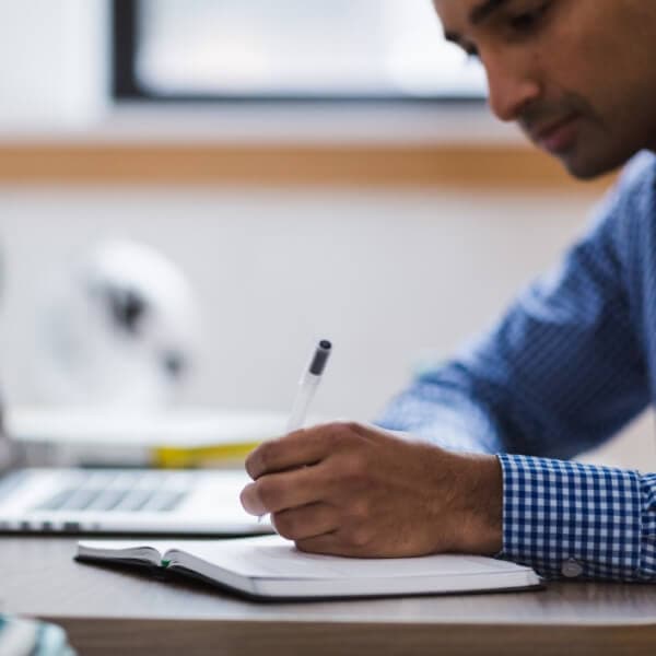 homme prenant des notes